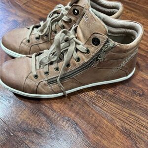 Taos Footwear Tan Ankle Boots with Side Zipper